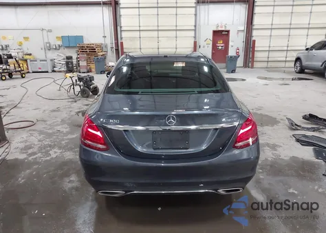 2016 Mercedes-Benz C 300 4Matic z USA, uszkodzony, nr VIN 55SWF4KB5GU166815